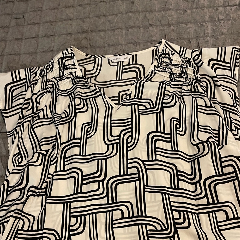 Nine West geometric black/white 2x beautiful blouse.